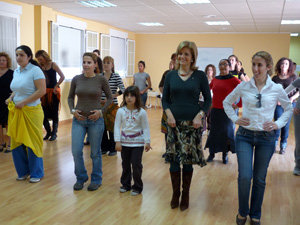 La concejala de Inmigración Ana Mata (dcha.), con la alcaldesa Esperanza Oña, han acudido esta tarde al taller de flamenco para inmigrantes